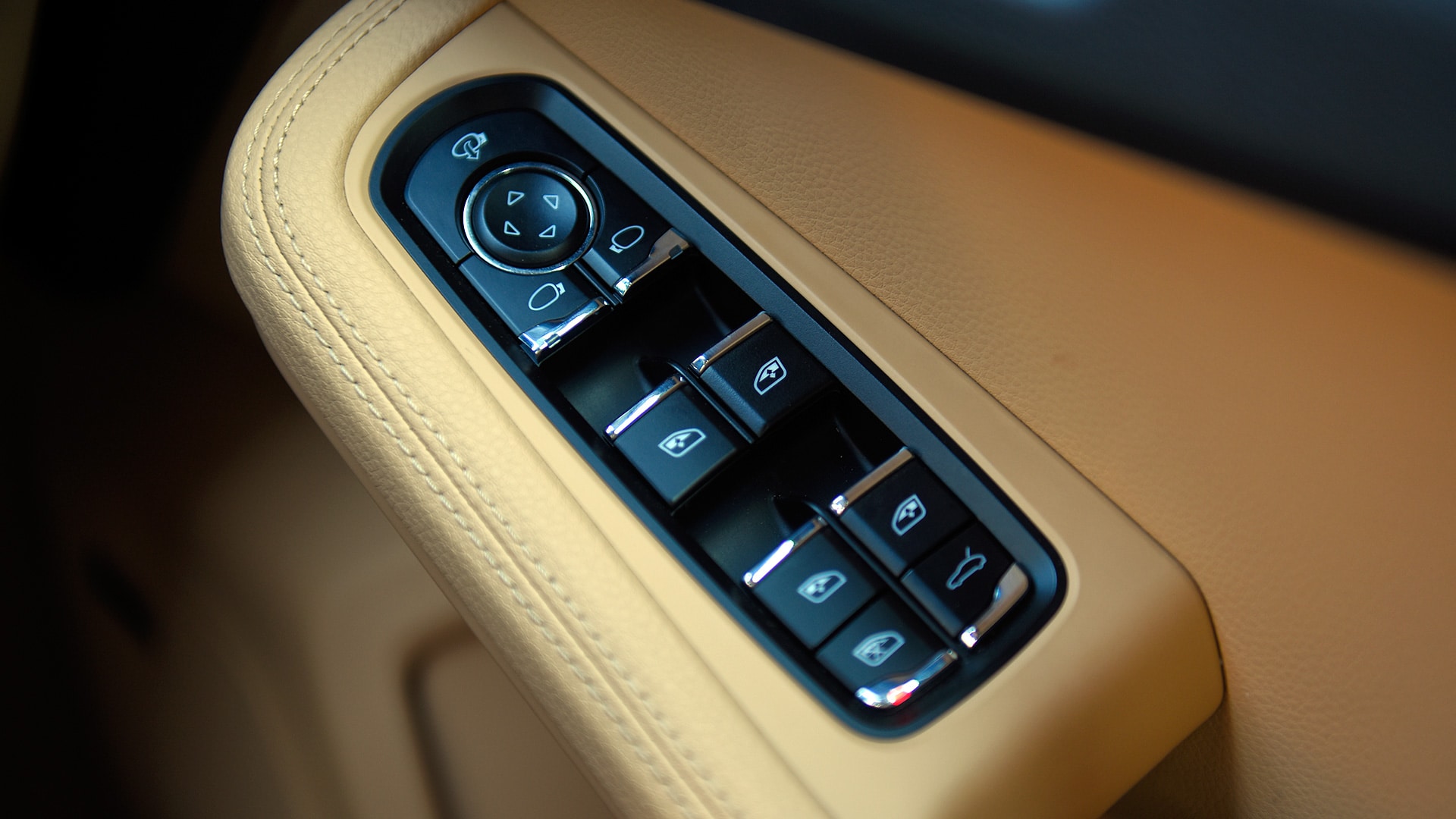 Porsche Macan 2016 R4 Interior